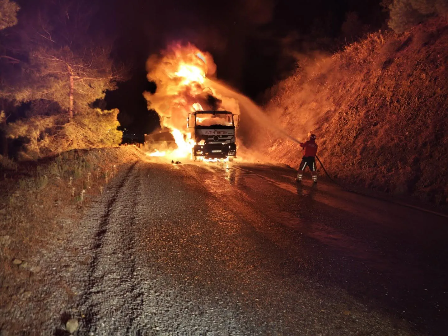 Havran'da gece yarısı dehşeti: Seyir halindeki kamyon bir anda alev topuna döndü