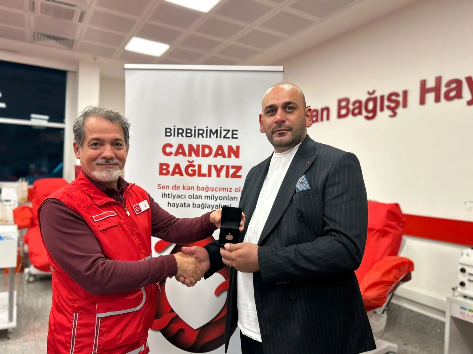 Bir ailenin gönüllü iyilik zinciri: 36 kez kan verdi, bayrağı oğluna devretti