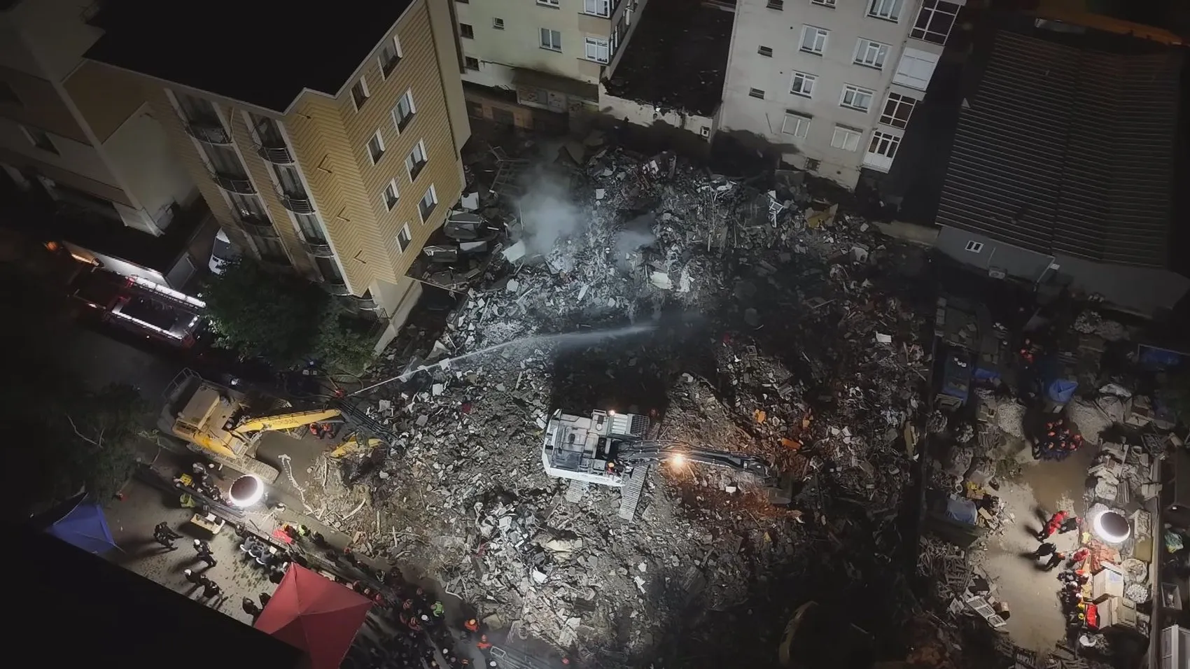 Maltepe'de zamana karşı yarış: Yıkılan binanın enkazında umutlu bekleyiş sürüyor