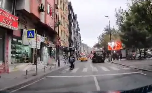 Saniyelerle gelen mucize: Yaya geçidinde bekleyenlere yol vermemek için yaptığı hamle faciaya yol açıyordu