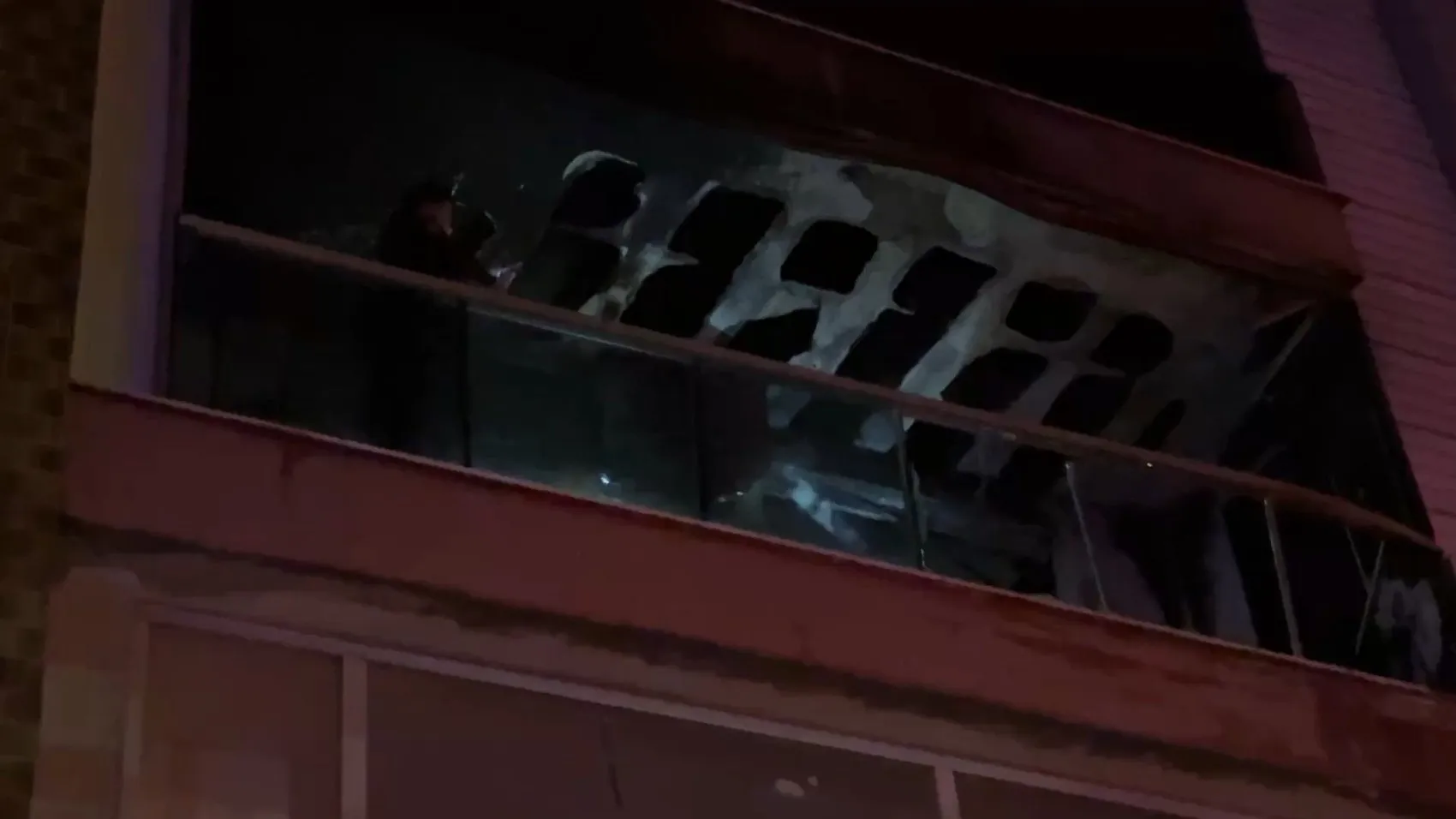 Efeler'de gece yarısı dehşeti: 9 katlı apartmanı dumanlar teslim aldı