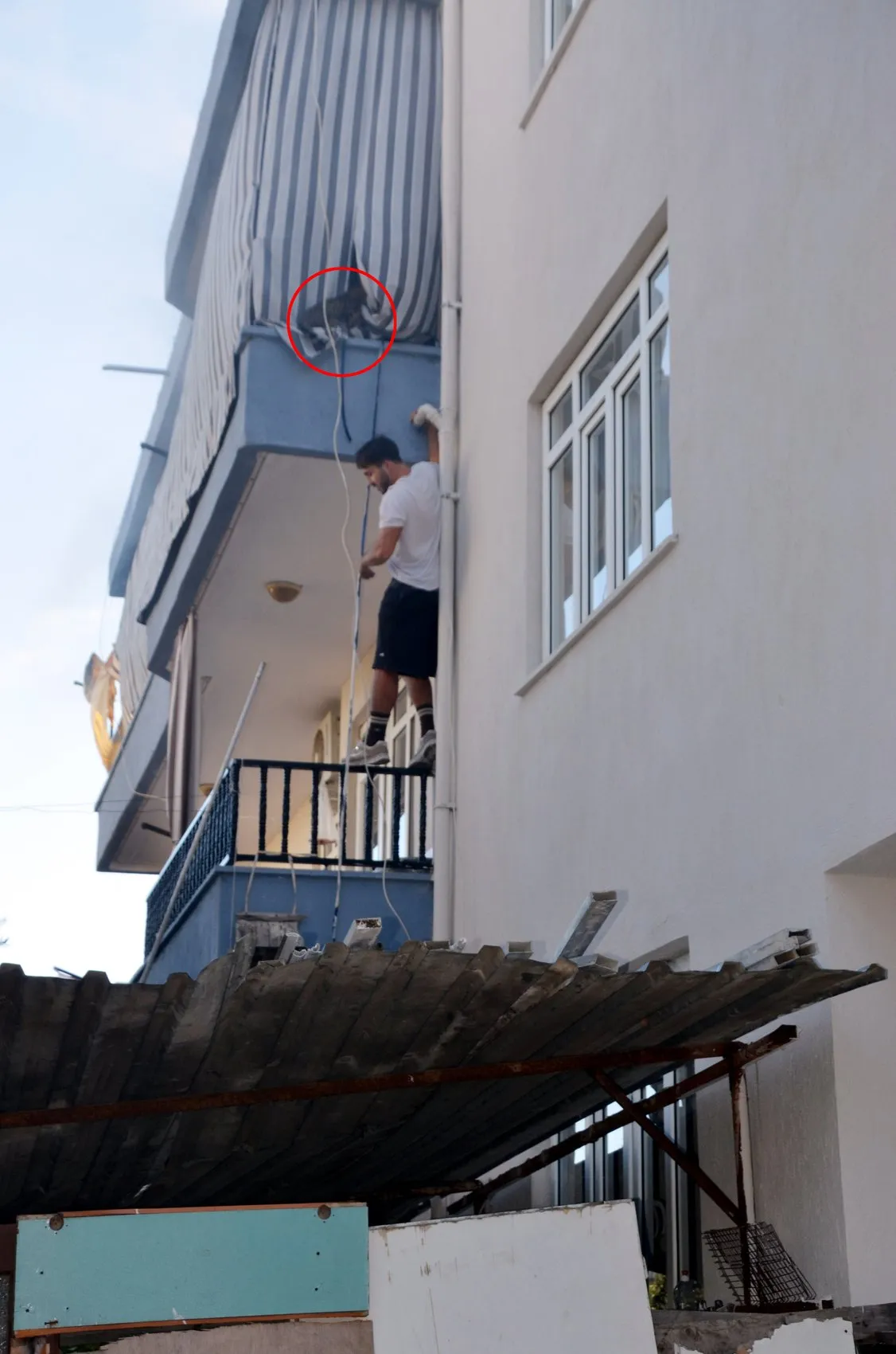 Alevlerin arasında kalan can dostunu kurtarmak için hayatını hiçe saydı