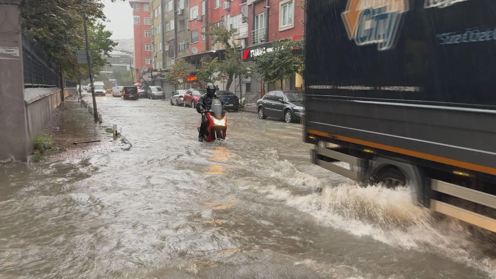 İstanbul'da aniden bastıran sağanak hayatı felç etti: Yollar göle döndü, sürücüler çaresiz kaldı