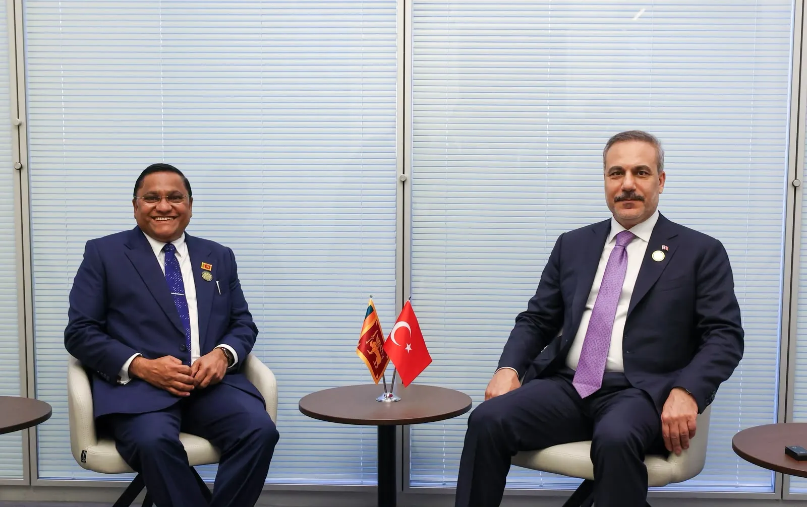 Bakü'deki kritik zirvede dikkat çeken buluşma: Fidan ve Herath bir araya geldi