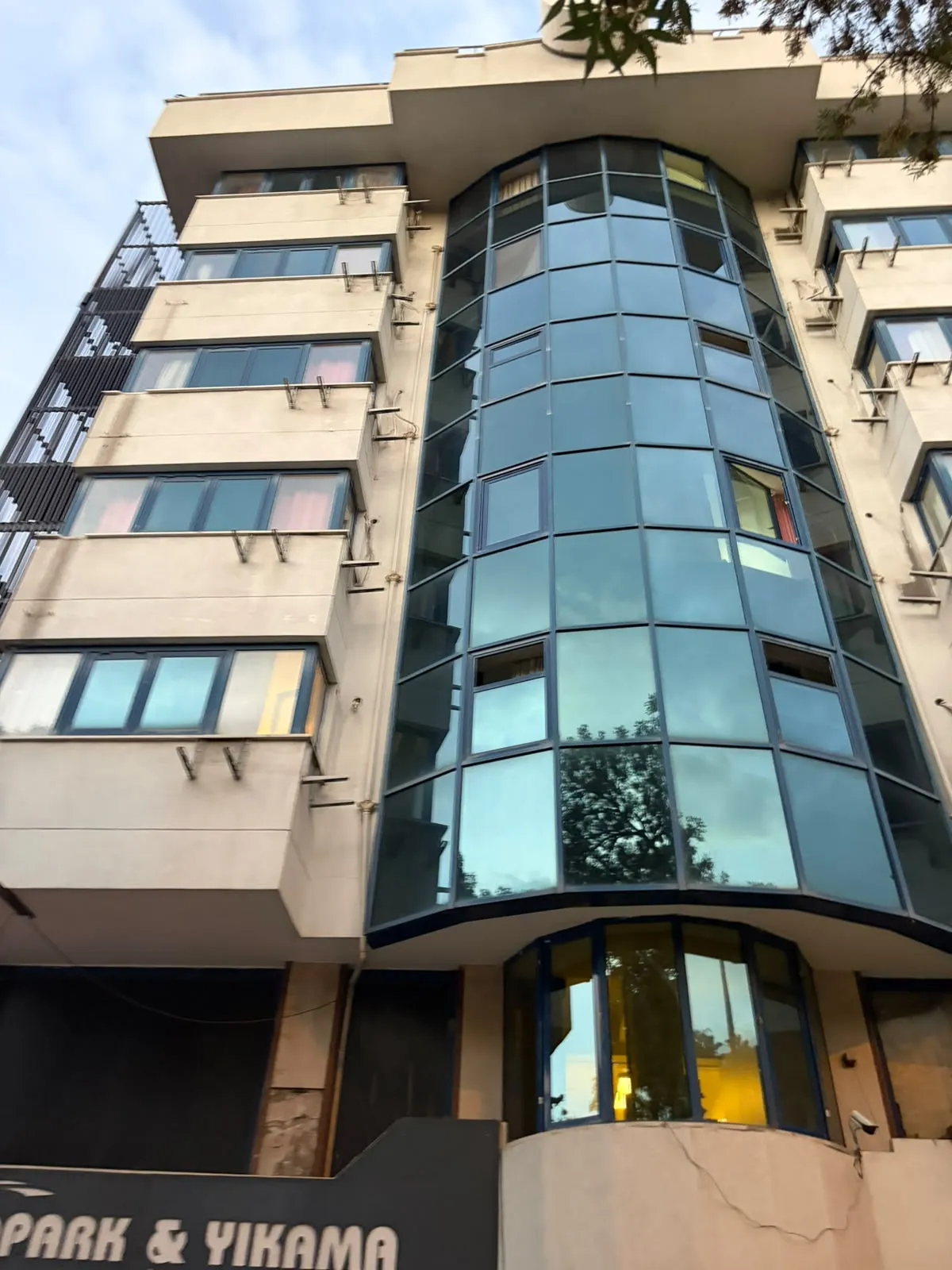 Başkentte dehşet anları: Otel penceresinden düşen genç kadın otomobilin tavanına çakıldı