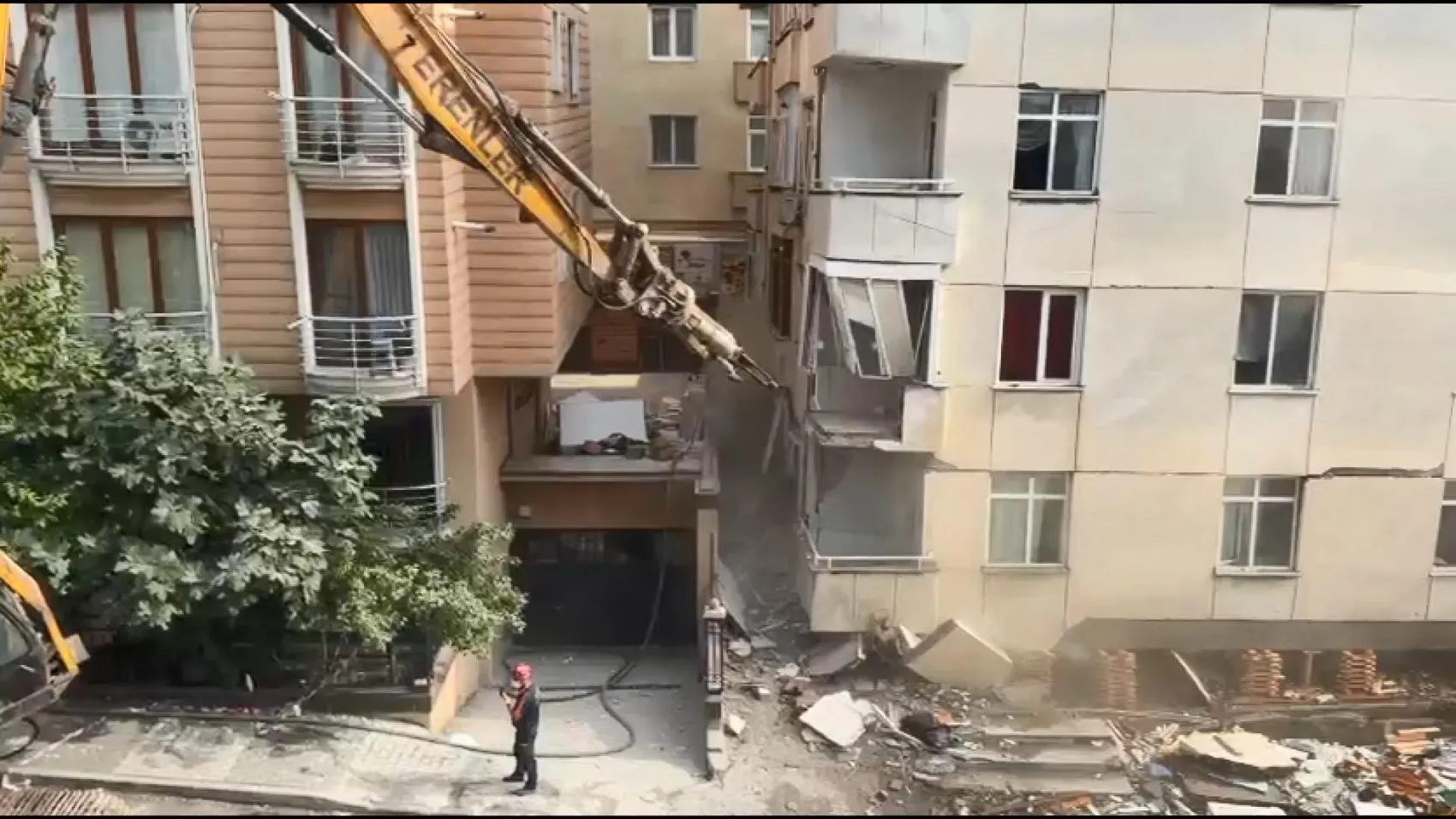 Maltepe'de korku dolu bekleyiş: Yarıya inen binada kepçeler devreye girdi