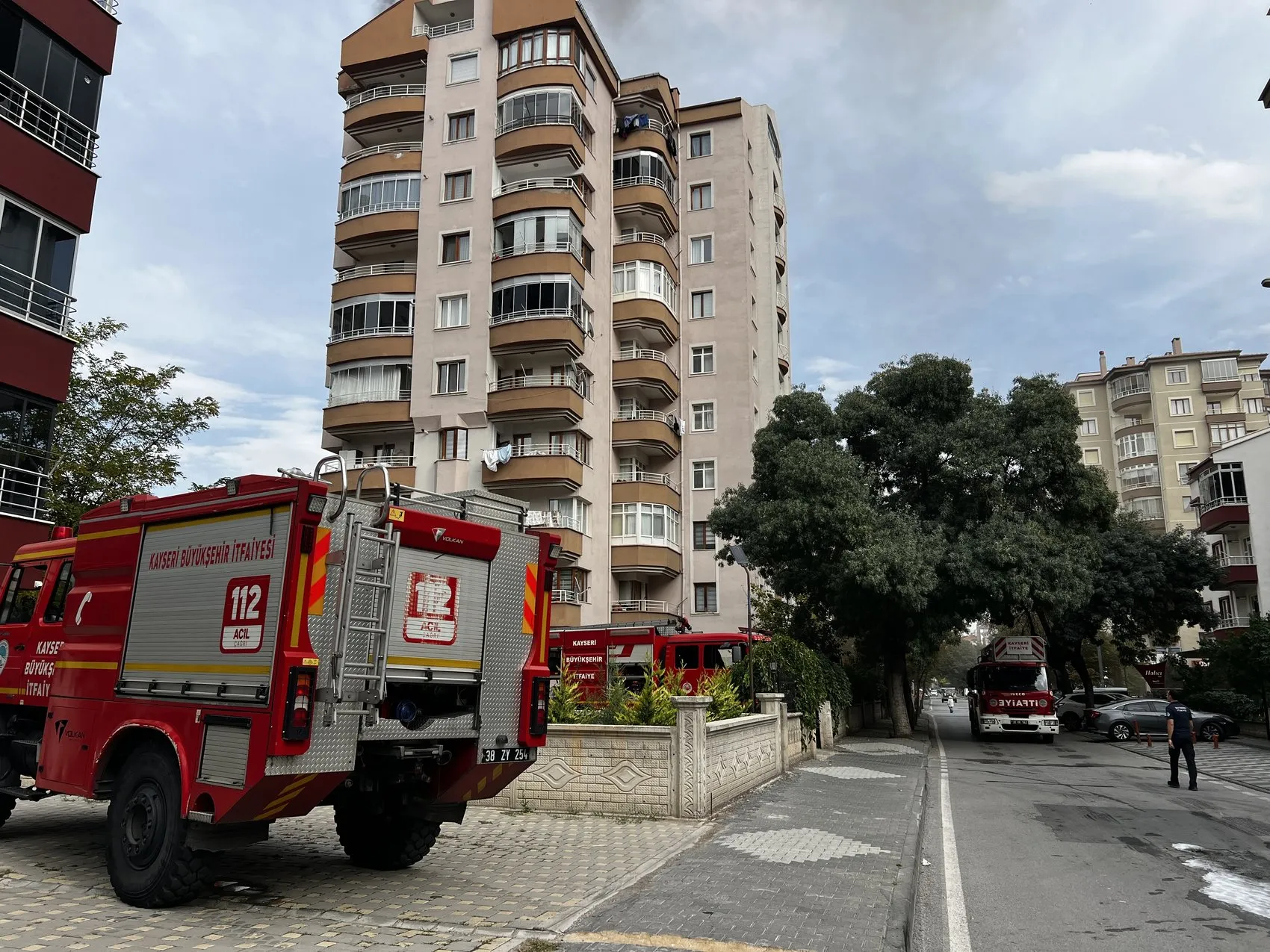 Kayseri'de tadilat faciası: 9 katlı binanın çatısı alevlere teslim oldu