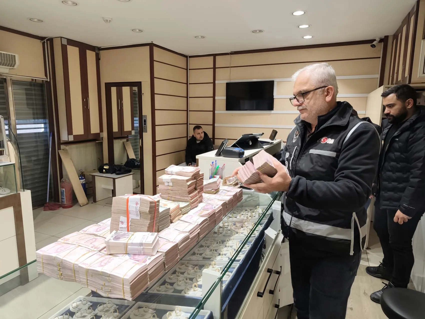 Kuyumcu tezgahının altındaki gizli bölmeden çıkanlar şoke etti: F serisi dolarlar ve şüpheli altın trafiği