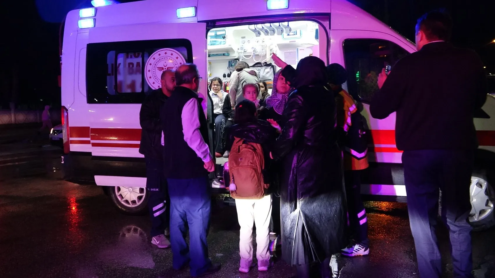 Burdur'da akşam saatlerinde korkutan kaza: Öğrenci servisi ile otomobil çarpıştı