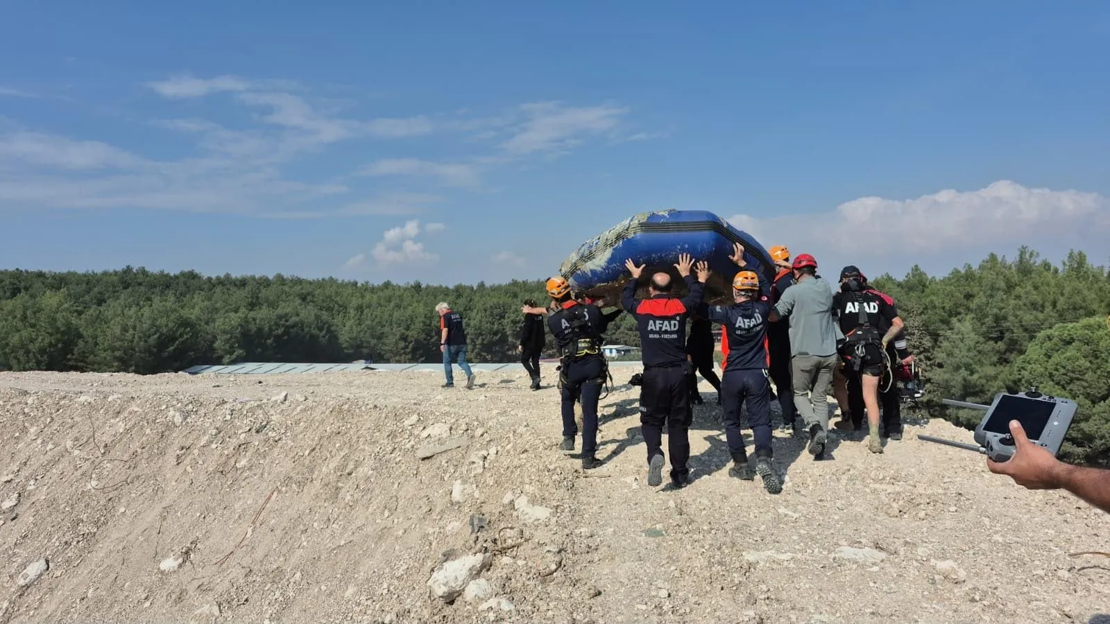 Buca'da çamur deryasında yaşam mücadelesi: Ekipler seferber oldu