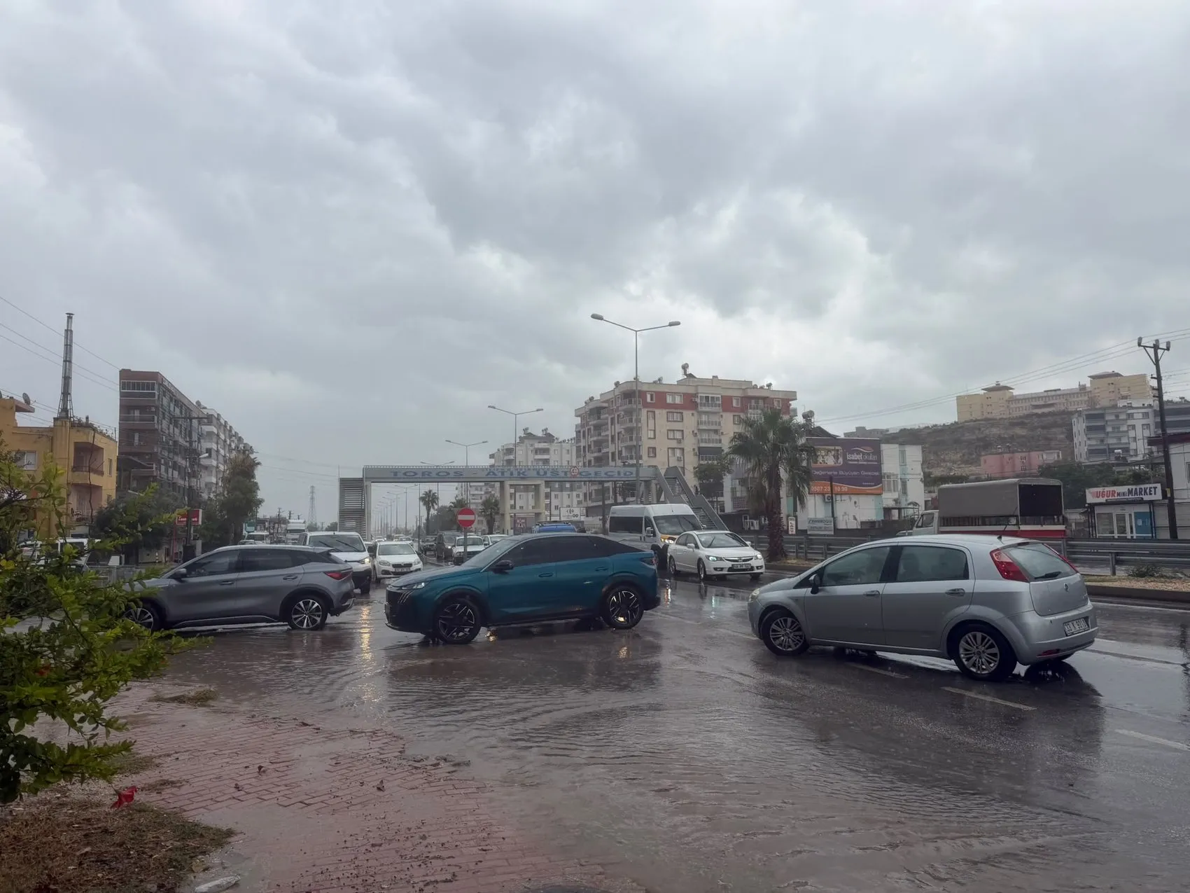 Silifke'de aniden bastıran sağanak hayatı felç etti: Araçlar yolda kaldı