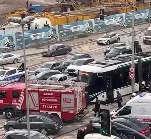 İzmit'te tramvay hattında korkunç kaza: İki yaya ağır yaralandı