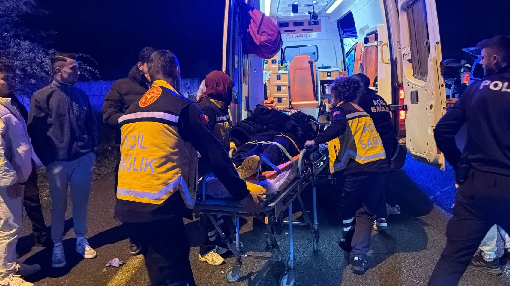 Kütahya'da gece yarısı dehşeti: Takla atan otomobilde dört kişi yaralandı