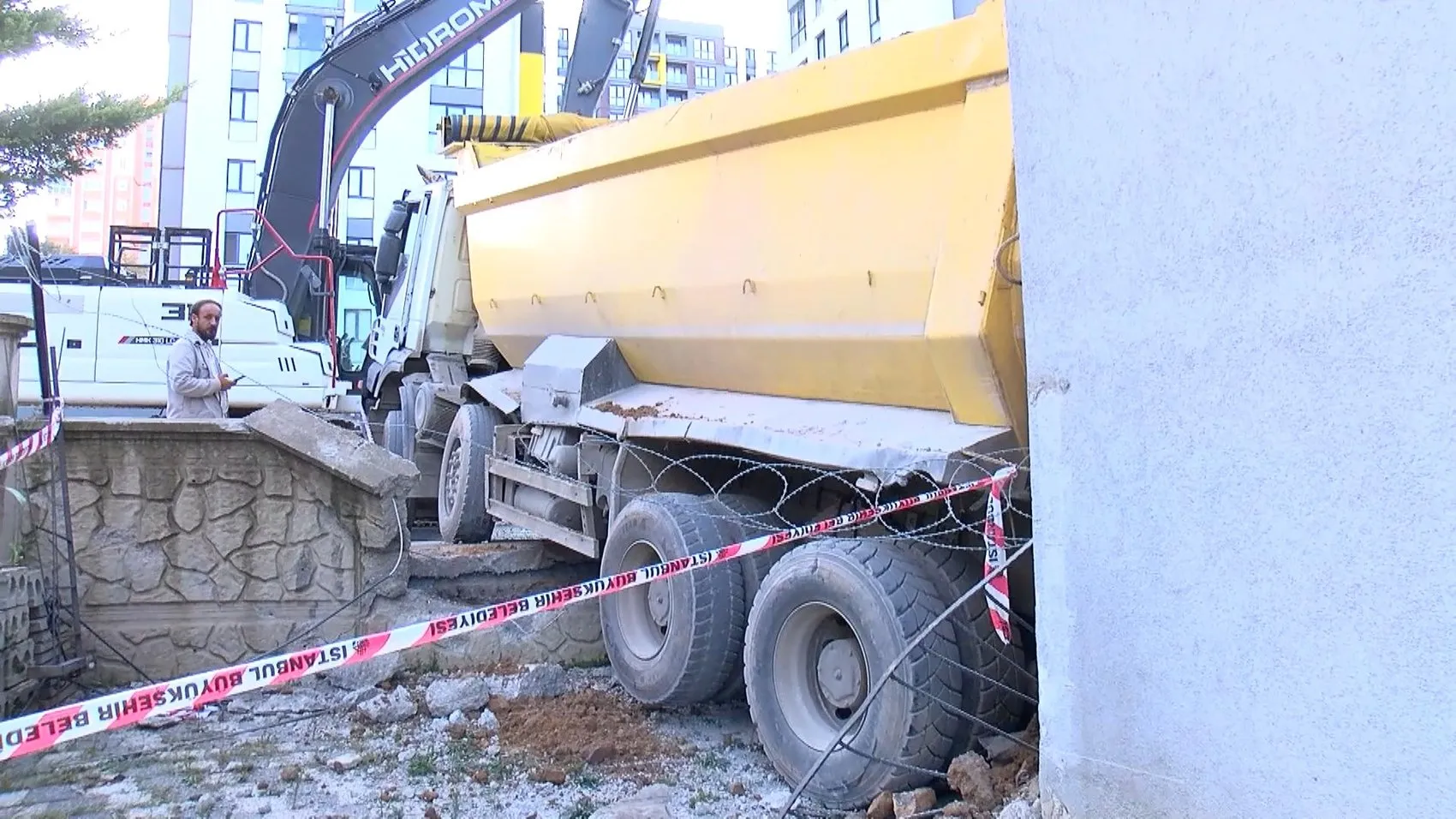Pendik'te dehşet anları: Kamyonun altında kalmamak için hareket halindeki araçtan atladı