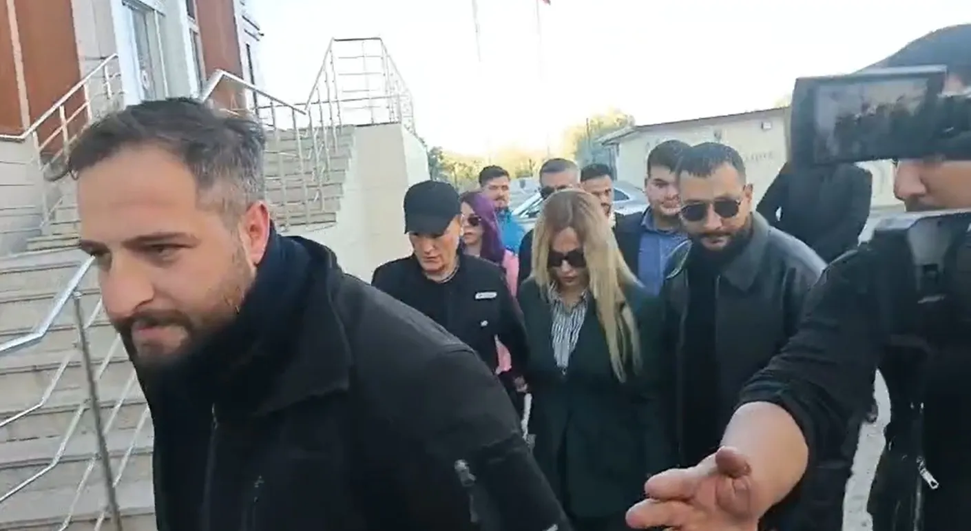 Şarkıcı Güllü'nün şüpheli ölümü: Kızı ve arkadaşı arasındaki korkunç iddialar mahkemede yüzleşti