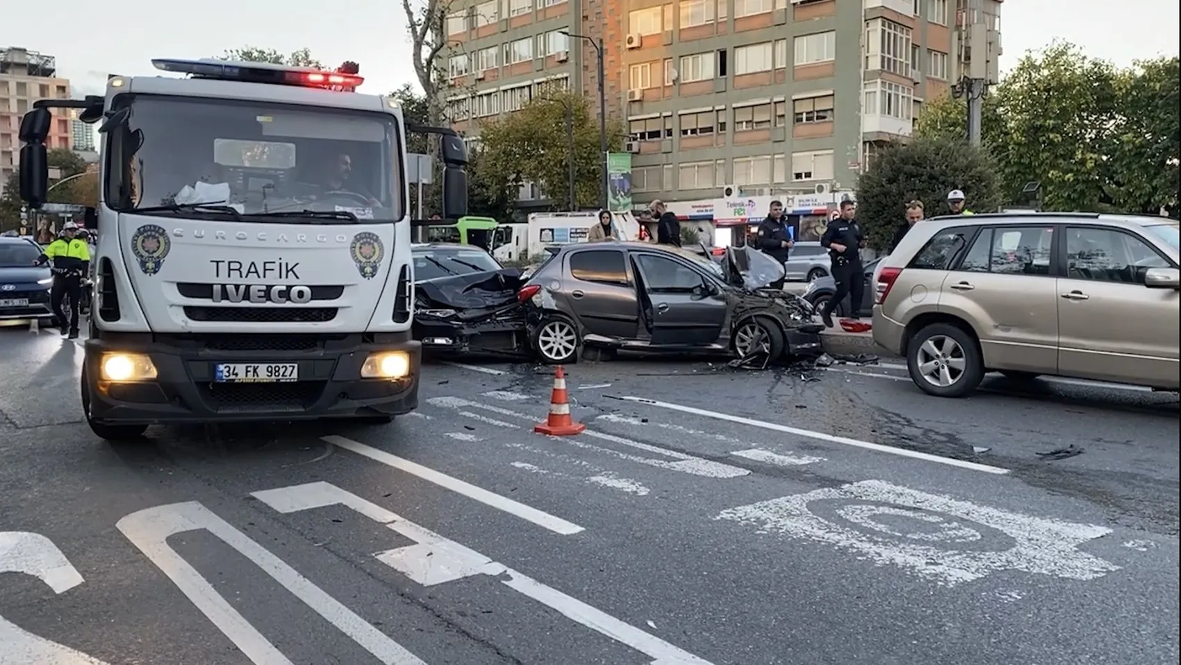 Beşiktaş'ta trafik ışıklarında dehşet anları: Beş aracın birbirine girdiği zincirleme kazada bilanço ağır