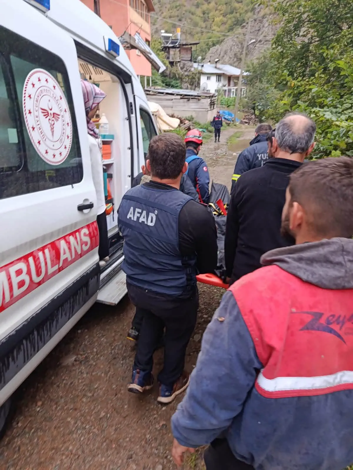Yusufeli'nde akşam saatlerinde gelen acı haber: Direksiyon hakimiyetini kaybettiği araçla uçuruma sürüklendi