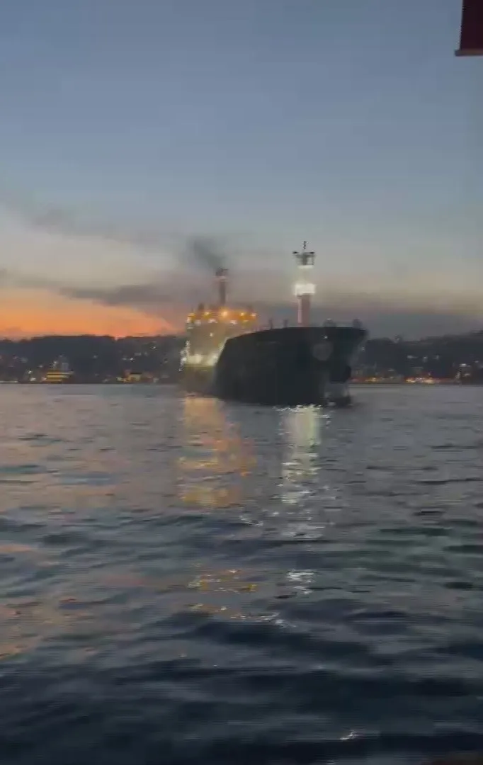 İstanbul Boğazı'nda korku dolu anlar: Dev tanker sürüklenmeye başladı