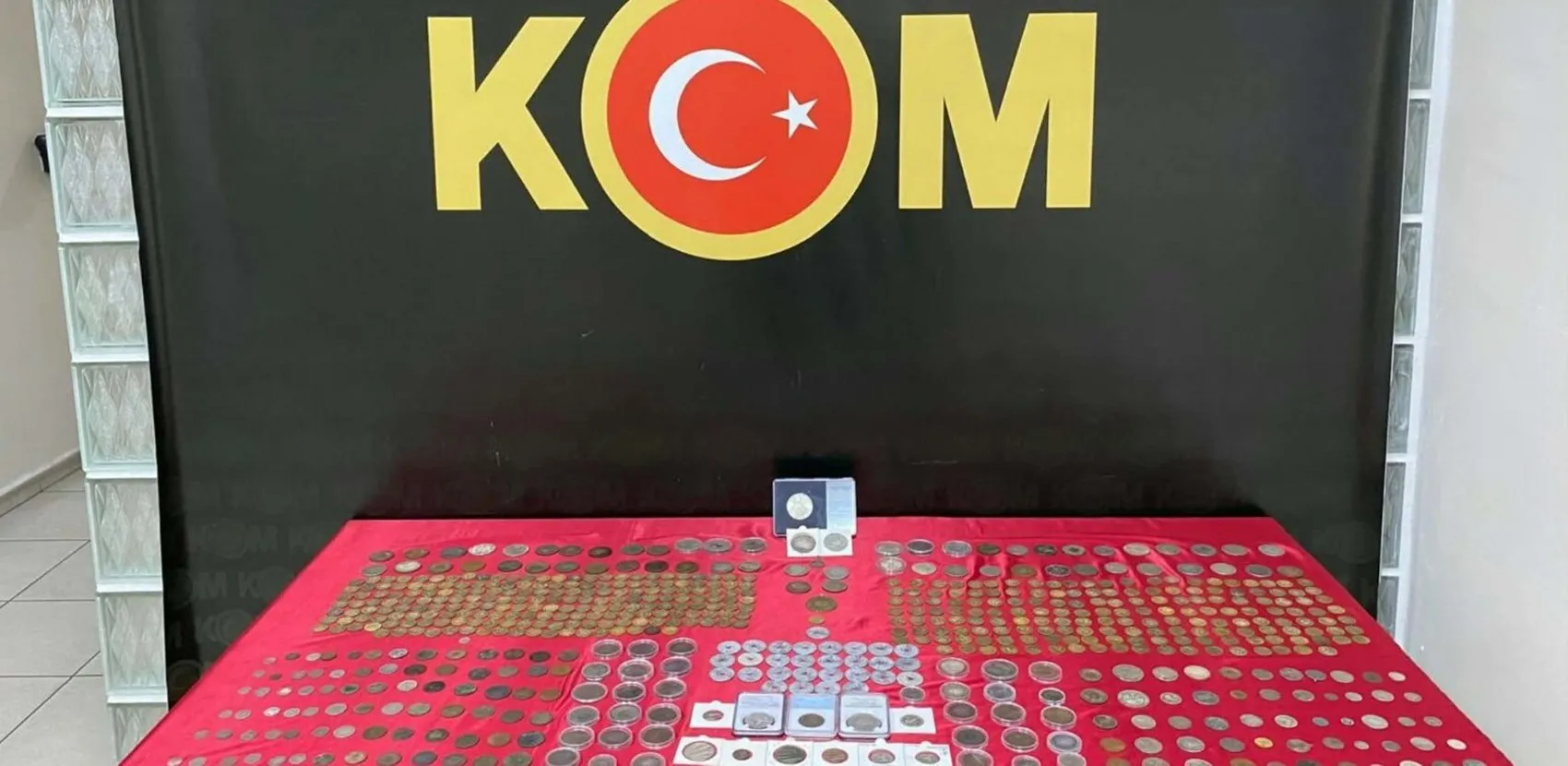 Konak'ta tarihi eser baskını: İş yerinden çıkanlar şaşkına çevirdi