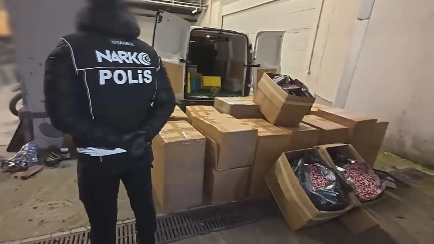 Kanser ilacı yalanı narkotik polisine sökmedi: Minibüsten çıkanlar şoke etti