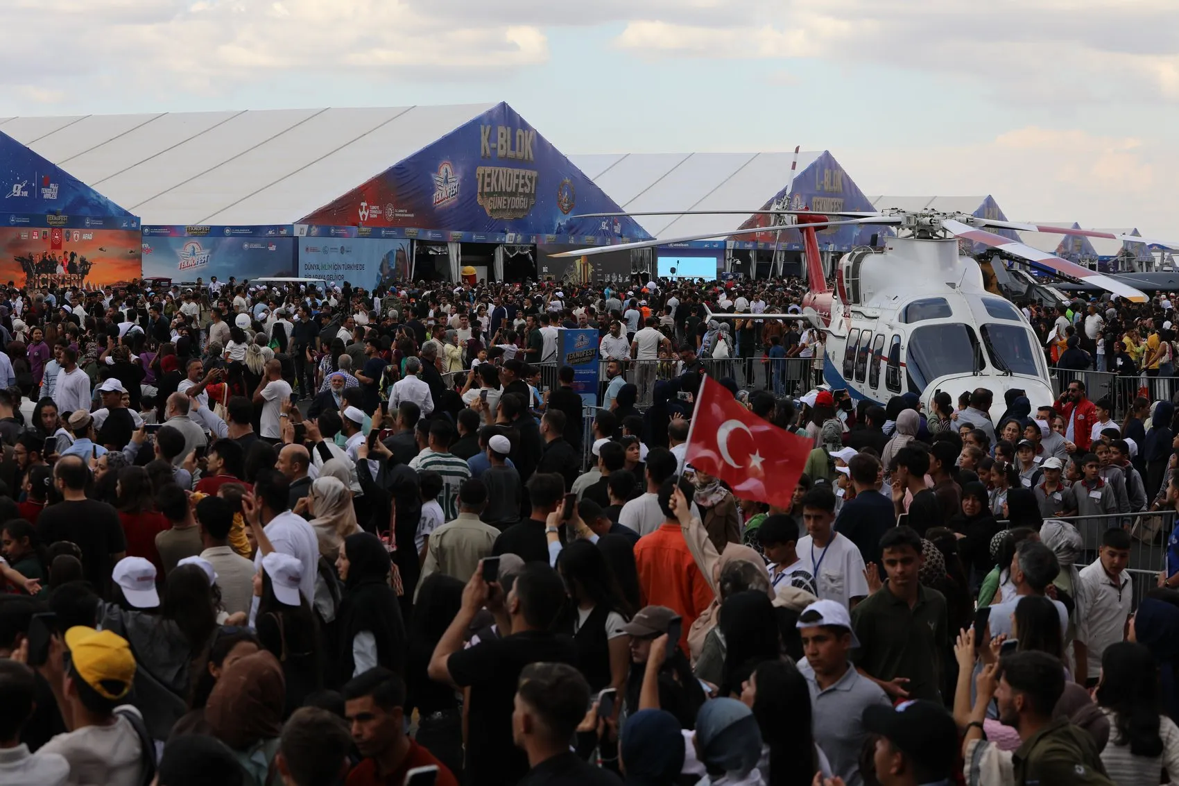 Şanlıurfa semalarında nefes kesen anlar: Gökyüzü milli gururla doldu
