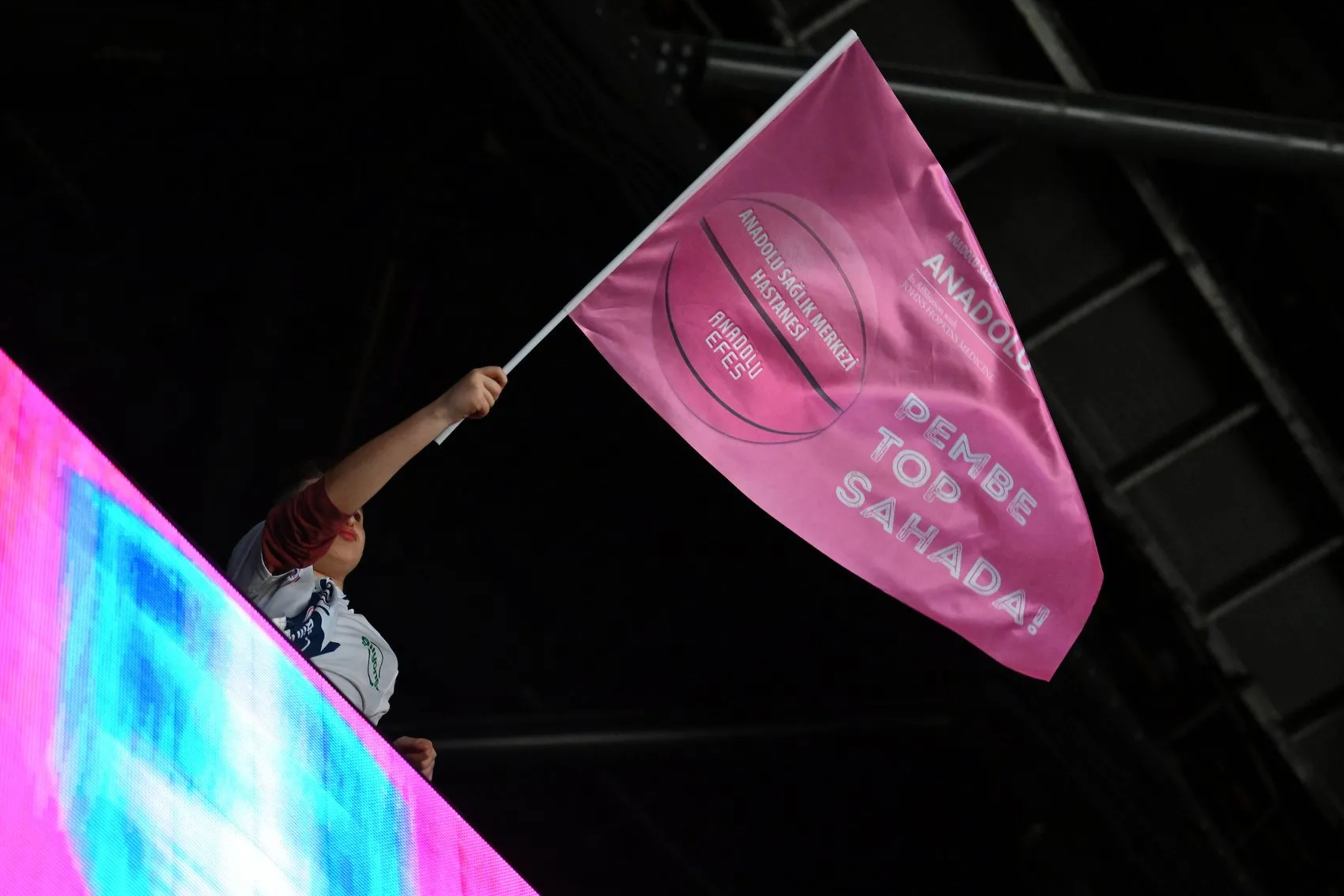 Cemre Baysel'den Sağlık İçin Anlamlı Dokunuş: Pembe Top Sahalara Döndü