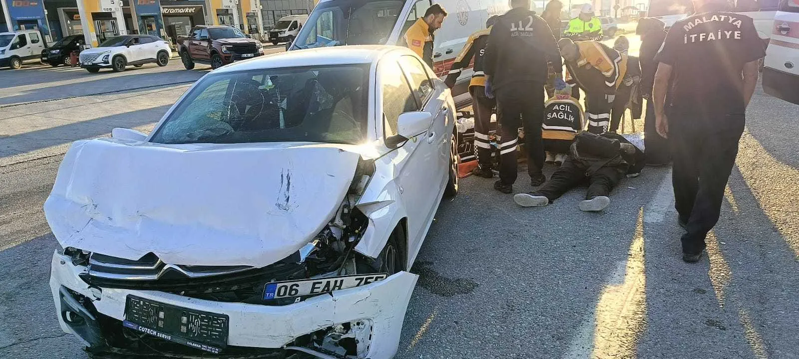 Akçadağ kavşağında sabah dehşeti: İki otomobil hurdaya döndü