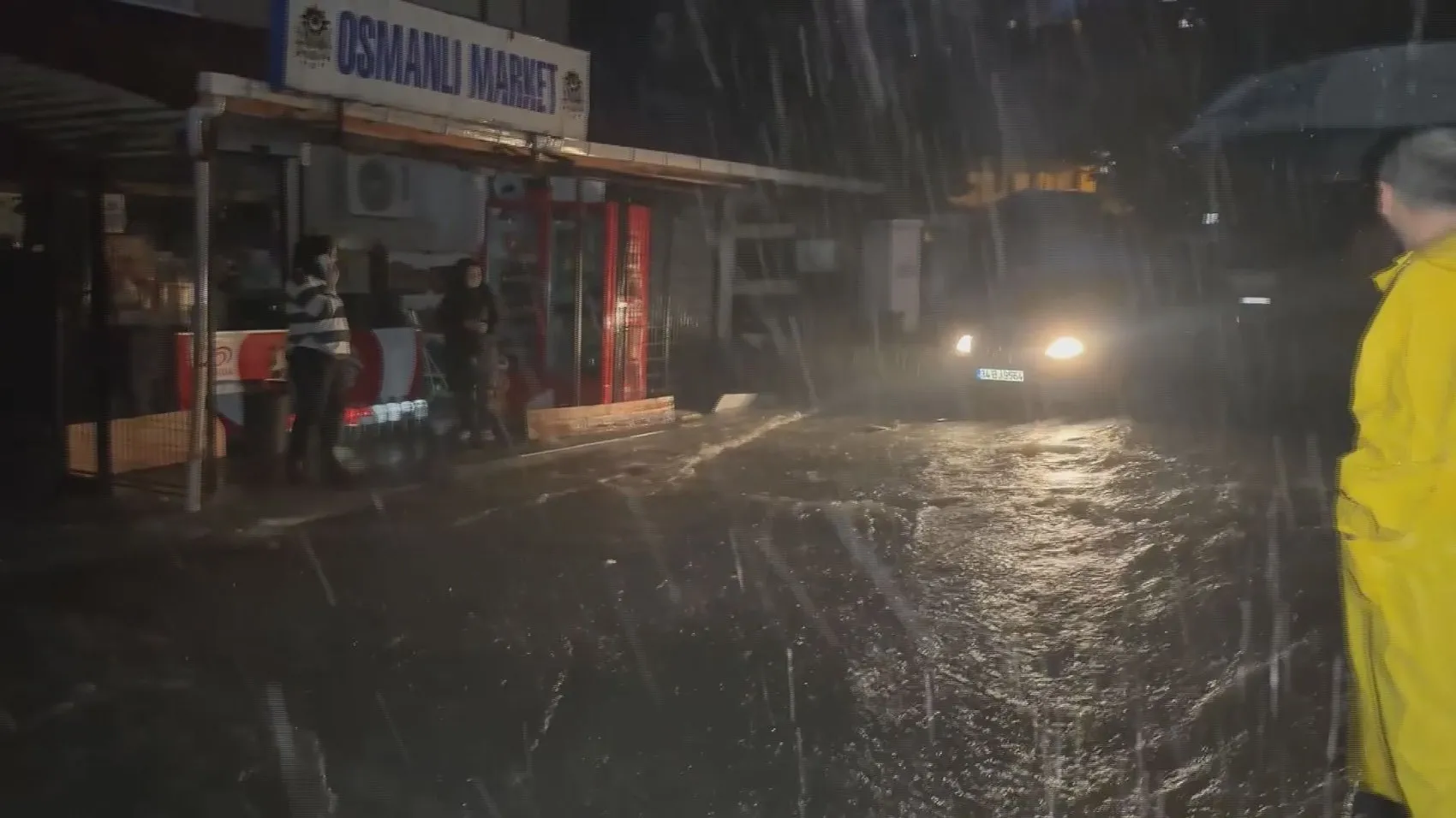 Beykoz'da kabus dolu anlar: Sağanak sonrası araçlar sulara gömüldü