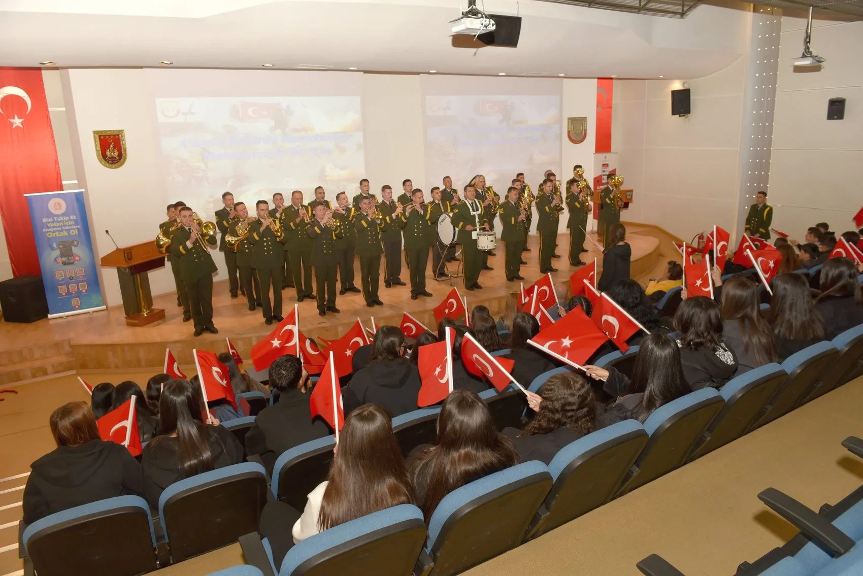 Kışla kapıları öğrencilere açıldı: Mehmetçik ile omuz omuza bir gün