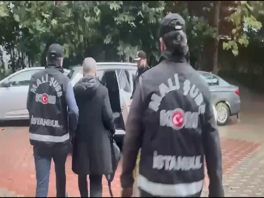 Eyüpsultan'da rüşvet ve ihaleye fesat operasyonu: Belediye Başkanı Özmen adliyeye sevk edildi