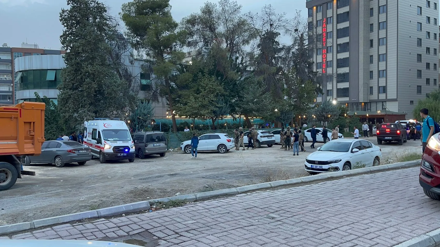Rezidans dairesinde kanlı son: Polis baskınında silahlar konuştu