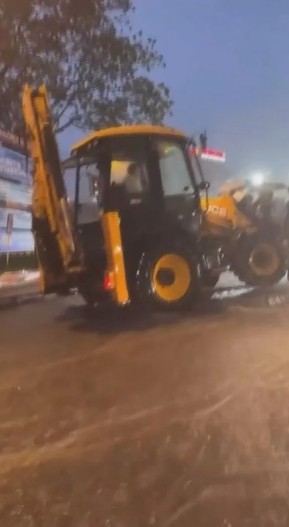 Merter'de sular yükselince tek çare iş makinesi oldu