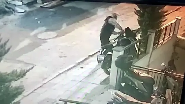 Avcılar'da saniyeler süren motosiklet vurgunu güvenlik kamerasında