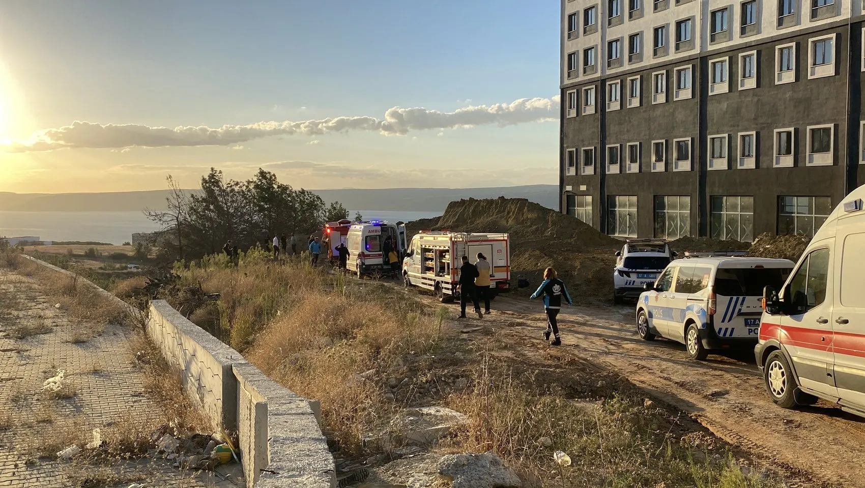 Üniversite kampüsünde korku dolu anlar: Toprak altında kalan işçiler için zamana karşı yarış