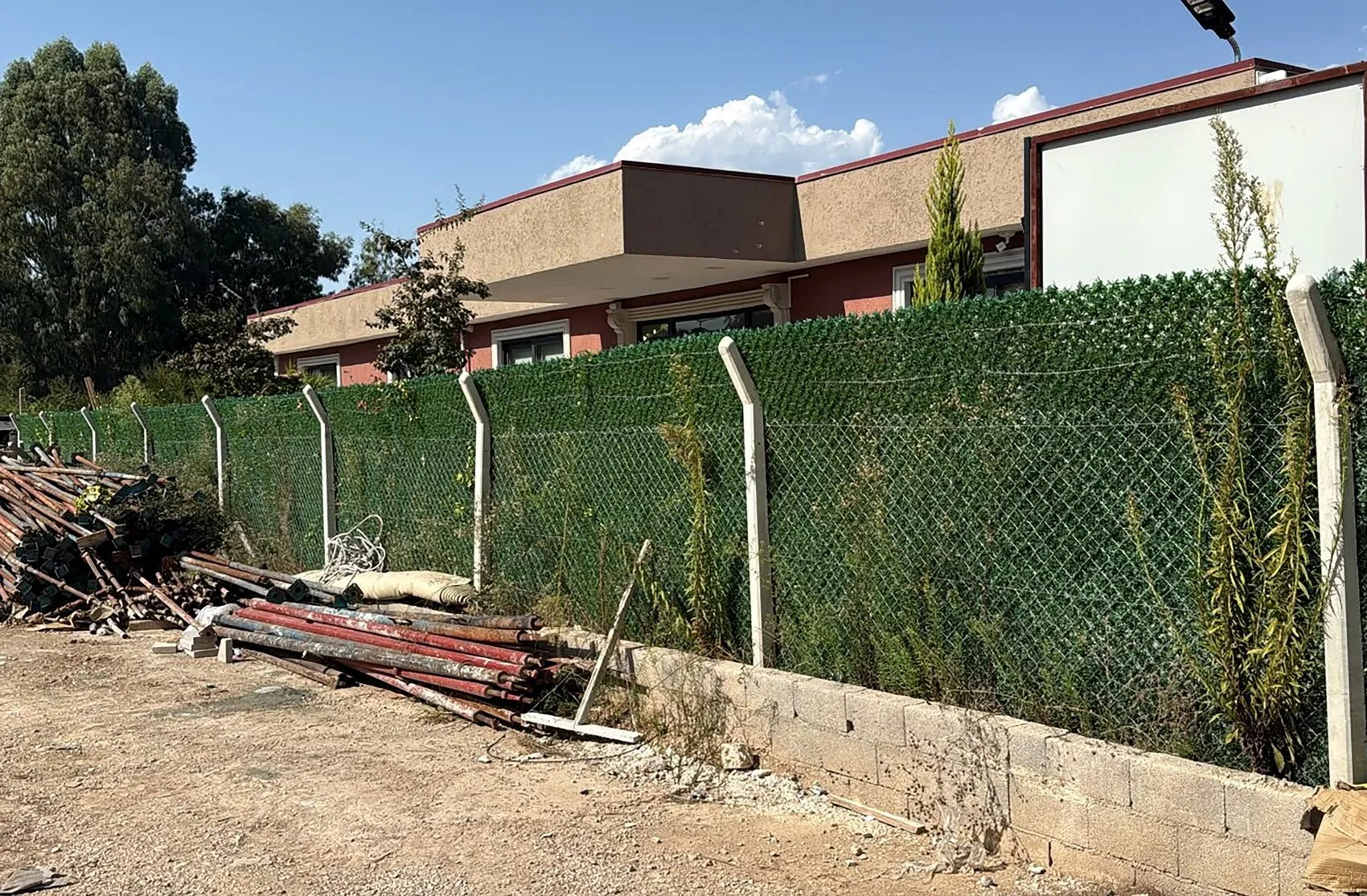 Adana'da güpegündüz dehşet: İnşaat ofisine kurşun yağdırdı