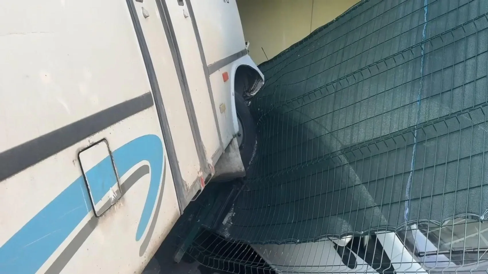 Arnavutköy'de korku dolu anlar: Kontrolden çıkan servis midibüsü bahçeye daldı