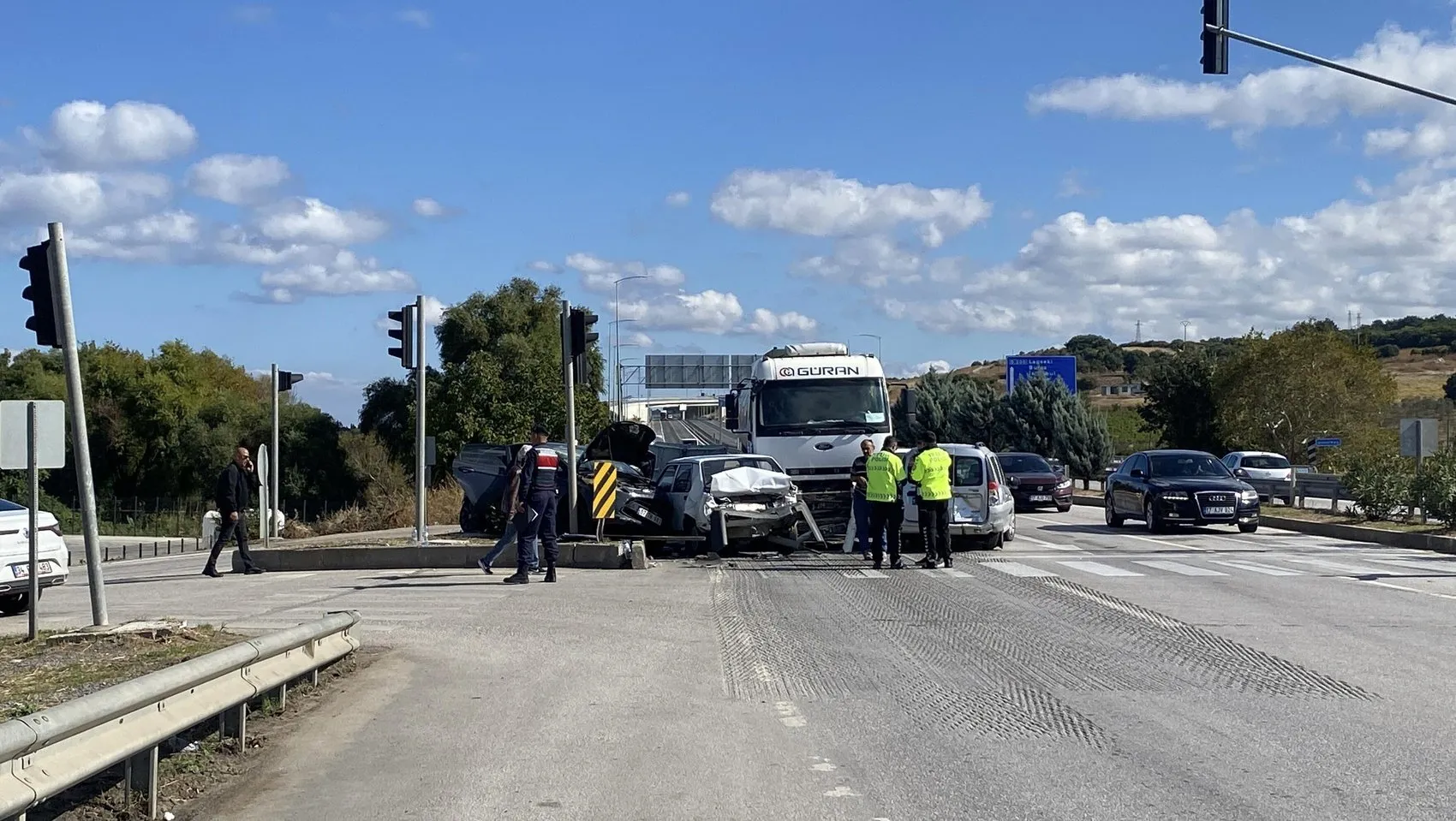 Lapseki kavşağında dehşet anları: Tanker duramadı, araçları birbirine kattı