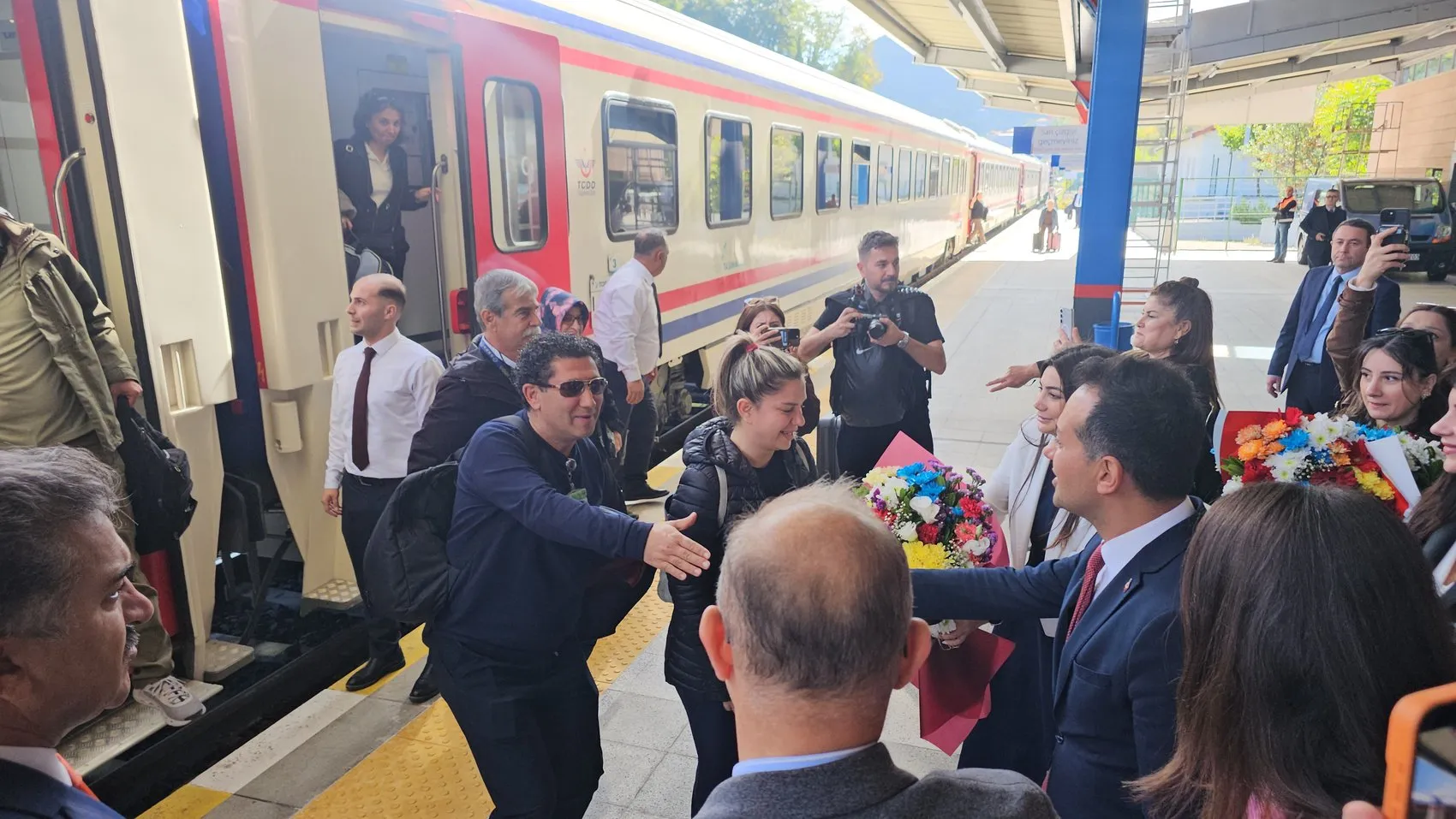 Zonguldak Garı'nda unutulmaz anlar: Madenci korosu turistleri böyle karşıladı
