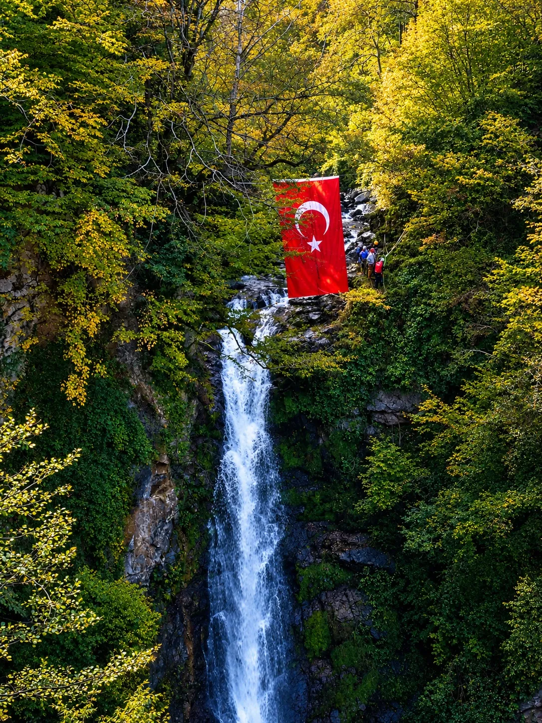 Giresun'un sarp yamaçlarında Cumhuriyet coşkusu: Şelale sularına karşı dev bayrak