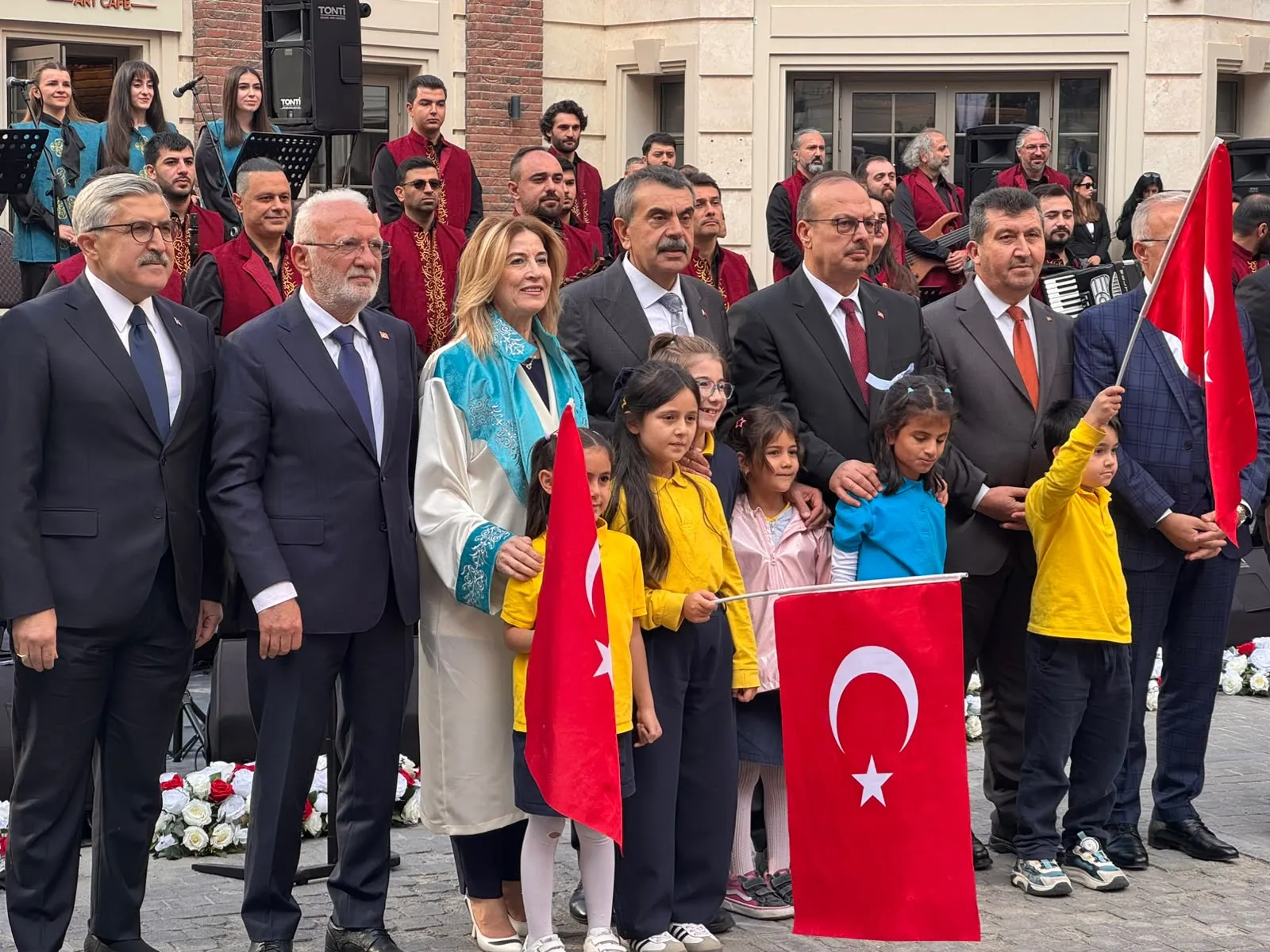 Ekranların karanlığına karşı sanat kalkanı: Bakan Tekin'den ailelere kritik uyarı