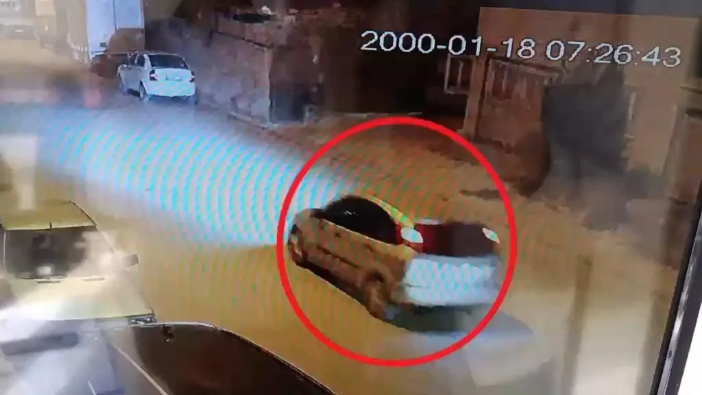 Cami önündeki tarihi eseri kepçeyle söküp götürdüler