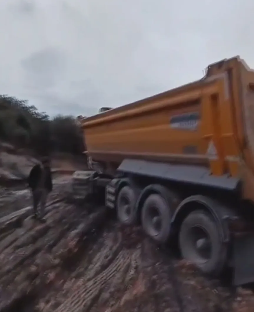 Çatalca'da alternatif yol projesi çamur deryasına döndü: Kamyonlar saplanıp kaldı