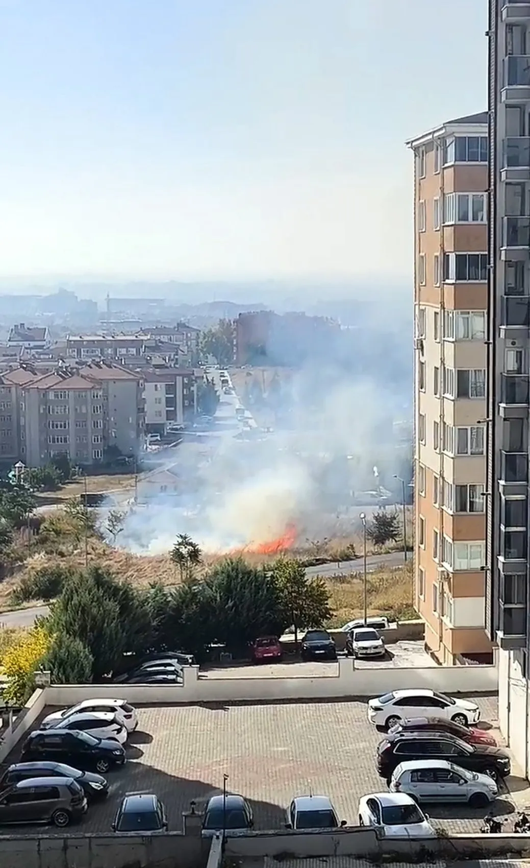 Edirne'de alevlerin ortasında kalan otomobil için mahalleli tek yürek oldu