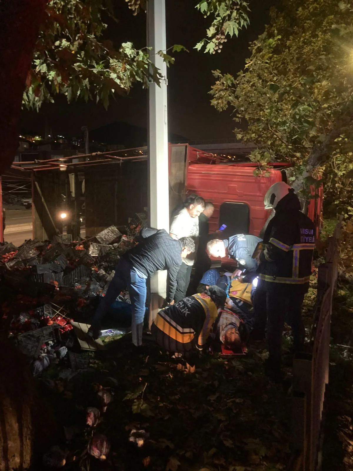 Samsun'da gece yarısı dehşeti: Biber yüklü kamyon devrildi