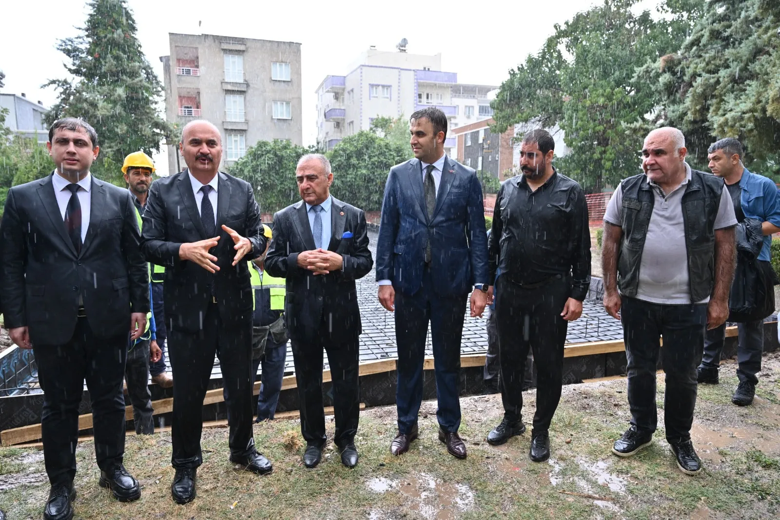 Batman'da sağanak altında temel atma: Vali Canalp'ten bereket vurgusu