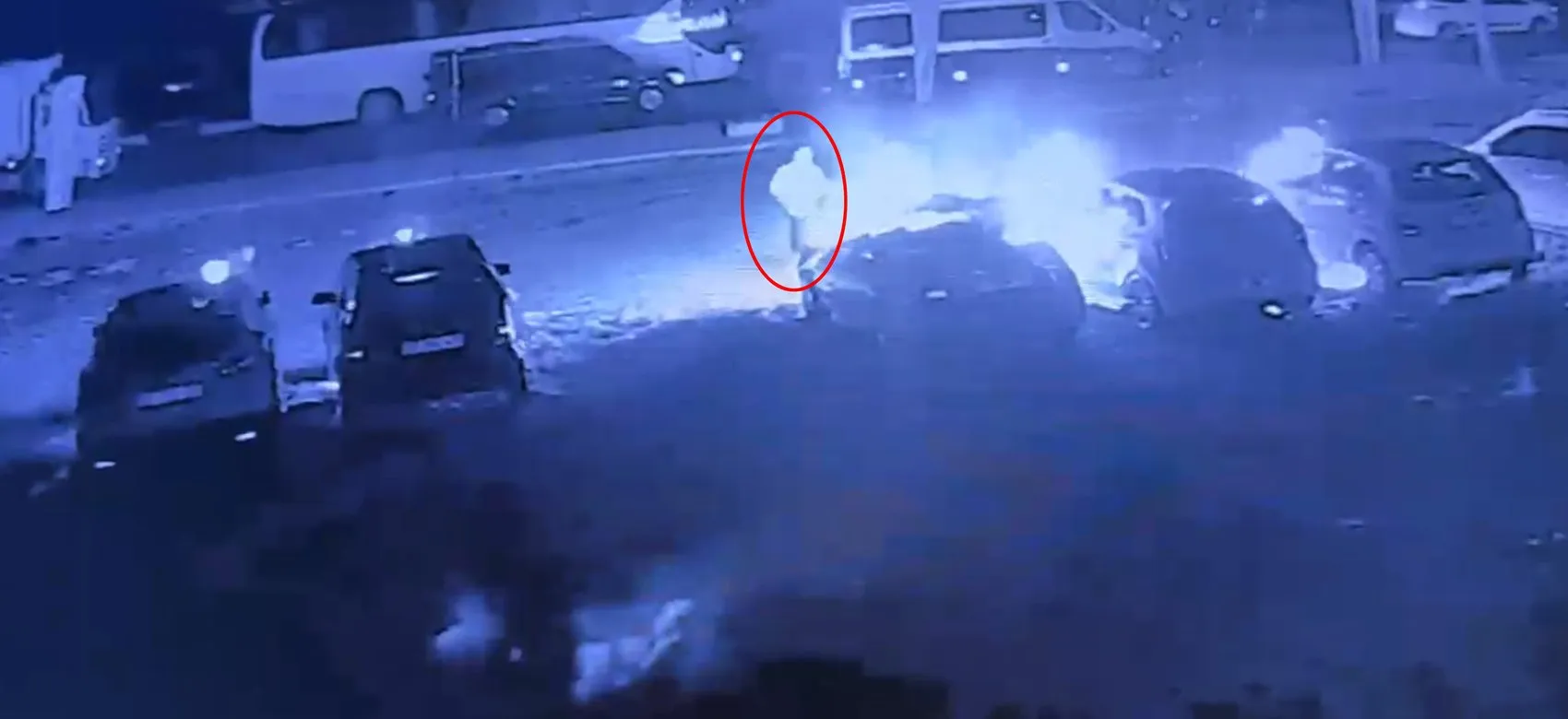 Serik'te gece yarısı dehşeti: 6 aracı ateşe veren şüpheli teslim oldu