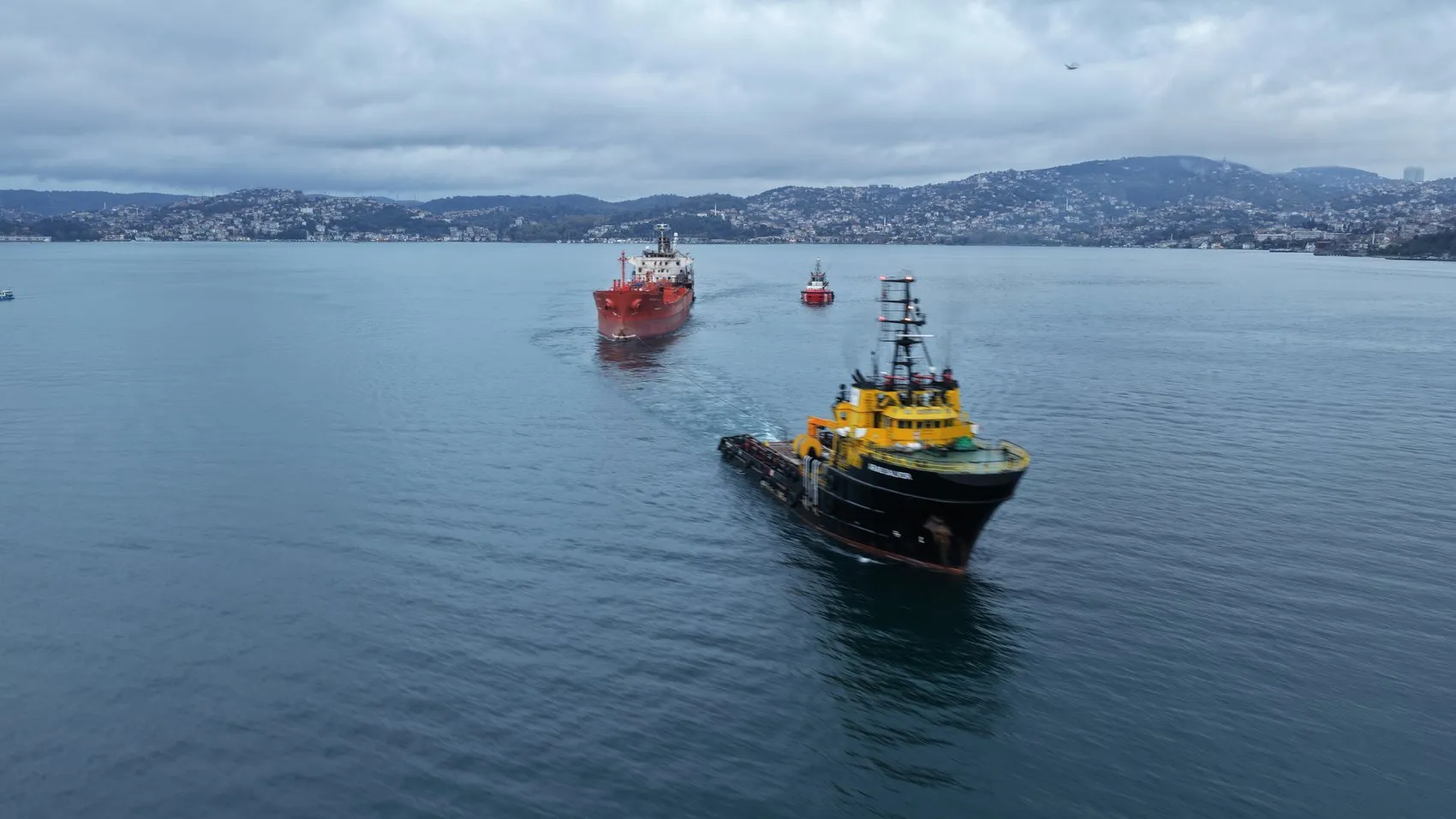 Dron saldırısının izlerini taşıyan dev tanker İstanbul Boğazı'nı kilitledi