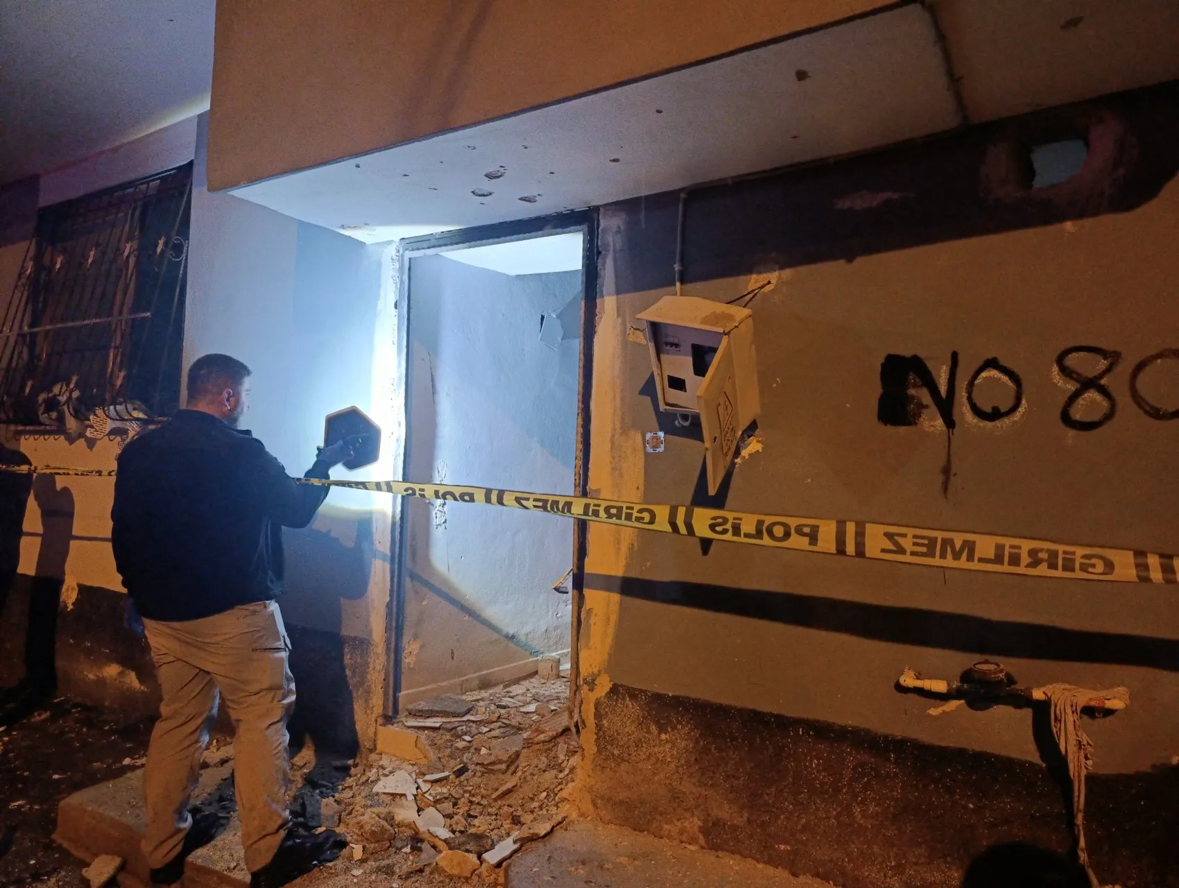 Yüreğir'de gece yarısı dehşeti: Evin kapısına EYP bırakıp kaçtılar