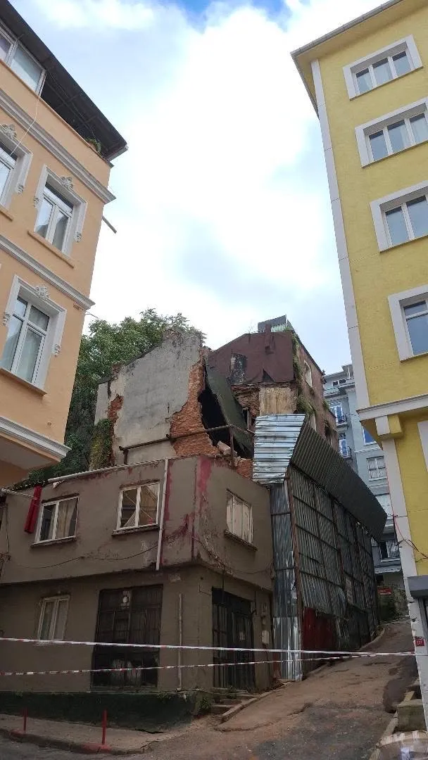 Beyoğlu'nda korkulan oldu: Dört gün önce uyarı veren bina yerle bir oldu