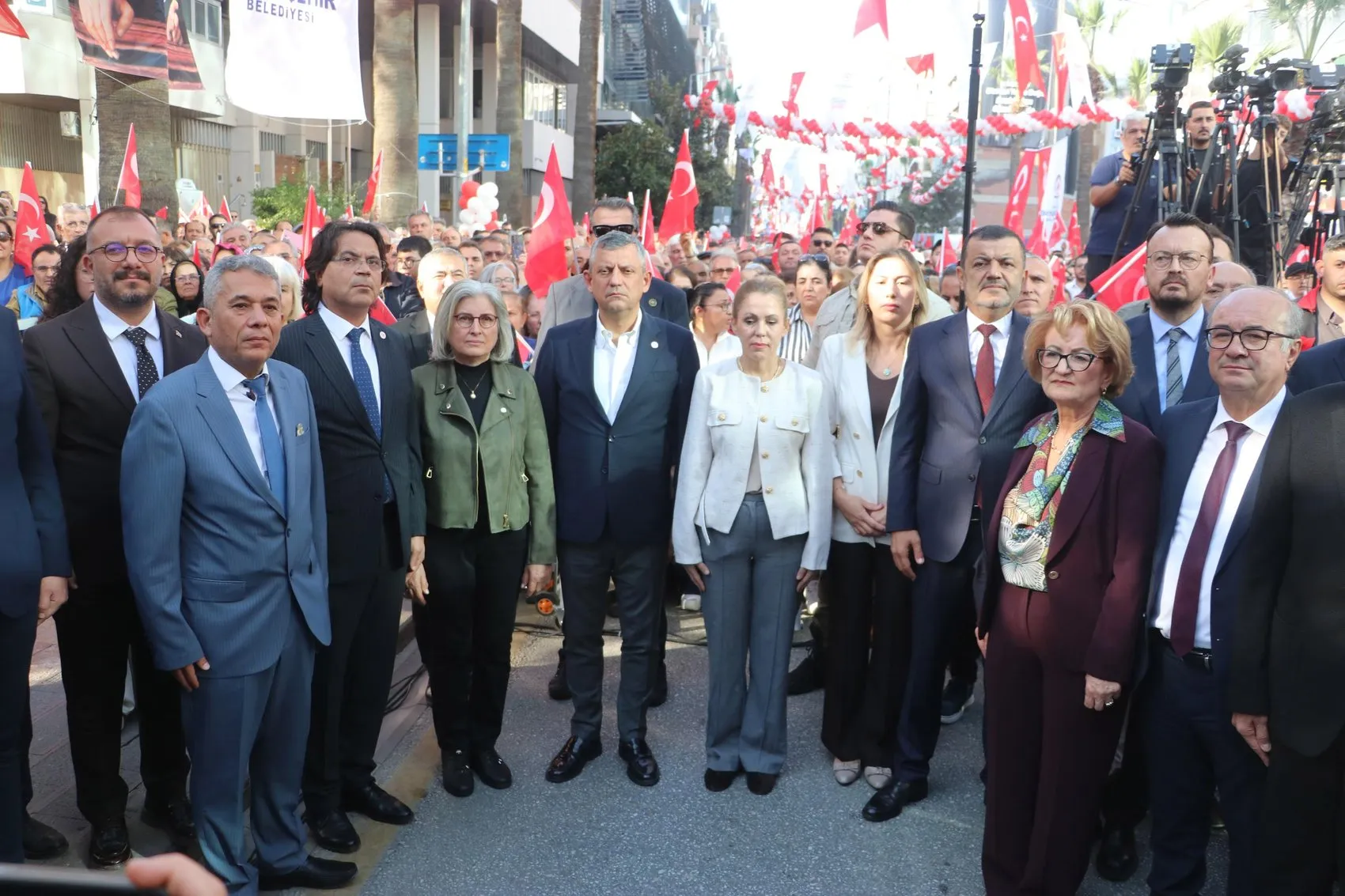 Özgür Özel'den Denizli'de kapsayıcılık mesajı: Partimizin kapısı herkese ardına kadar açık